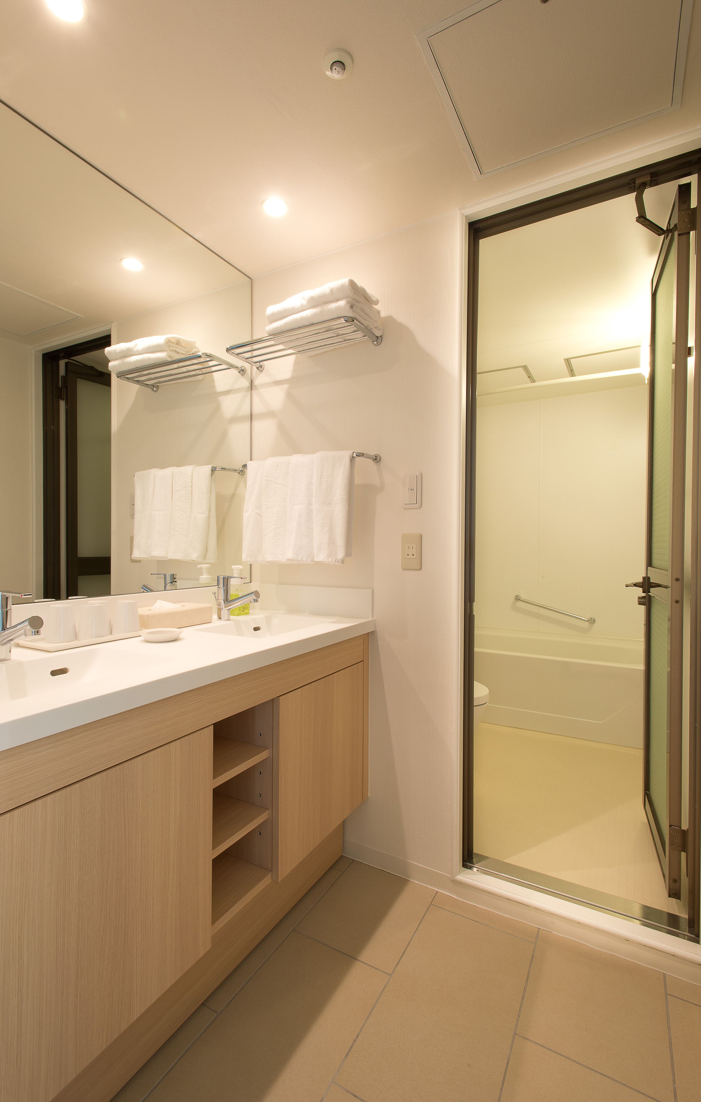 family room, 4beds, non smoking (43 square meters) | bathroom | combined shower/bathtub, free toiletries, hair dryer, slippers