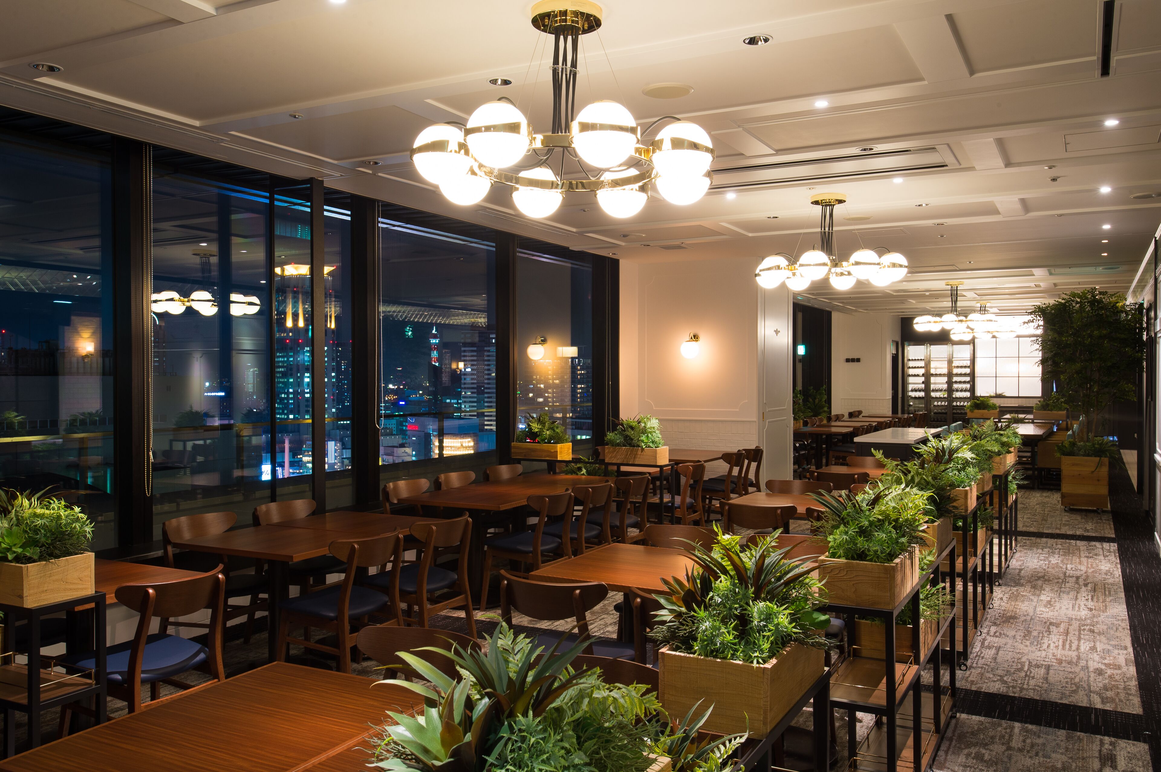 5 restaurants, breakfast, lunch, dinner served; french cuisine