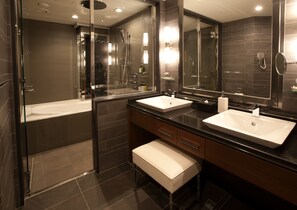 Executive Twin Room, Berbilang Katil, Non Smoking, City View | Bilik Mandi | Gabungan pancuran/tab mandi, kelengkapan dandanan diri percuma 