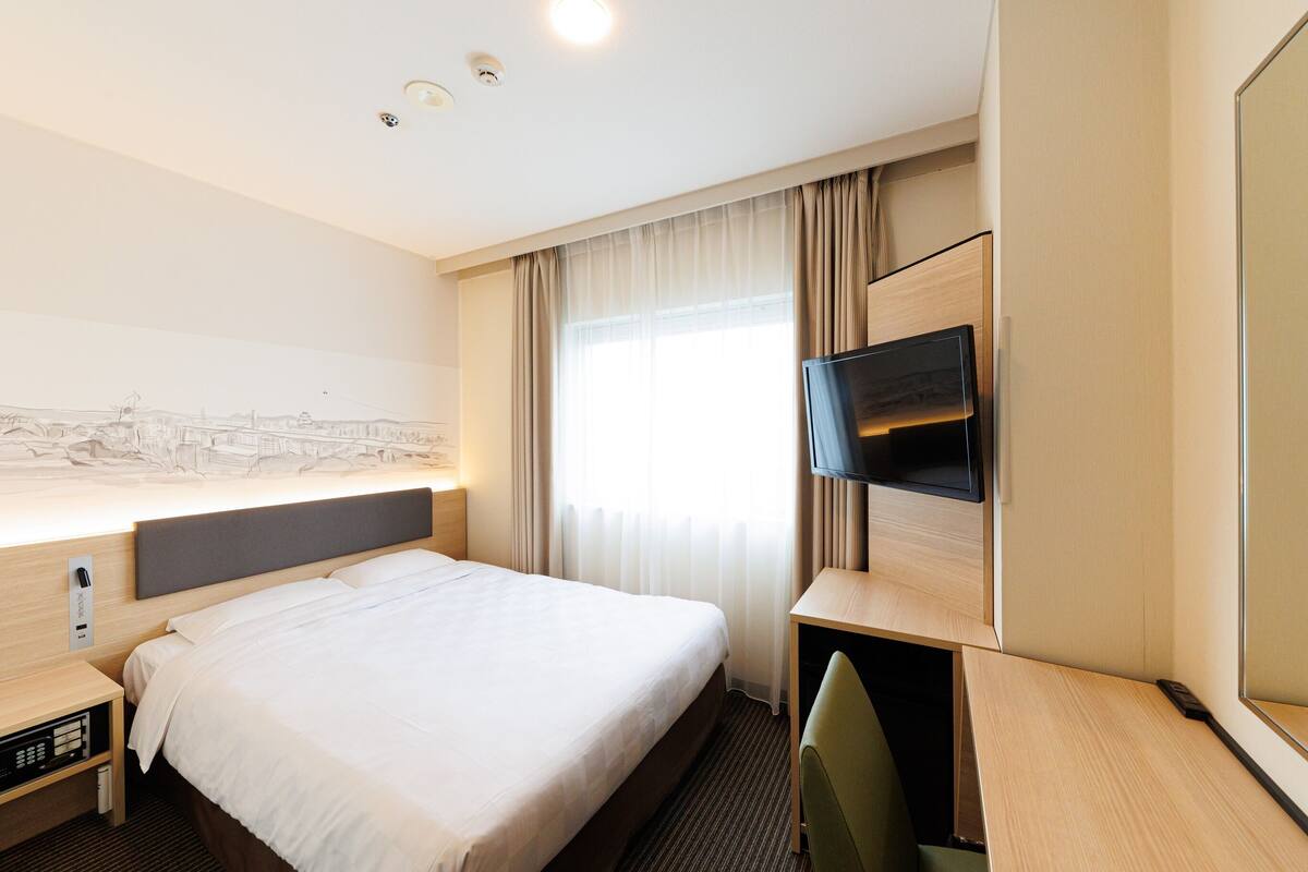 1 bedroom, premium bedding, down comforters, in-room safe