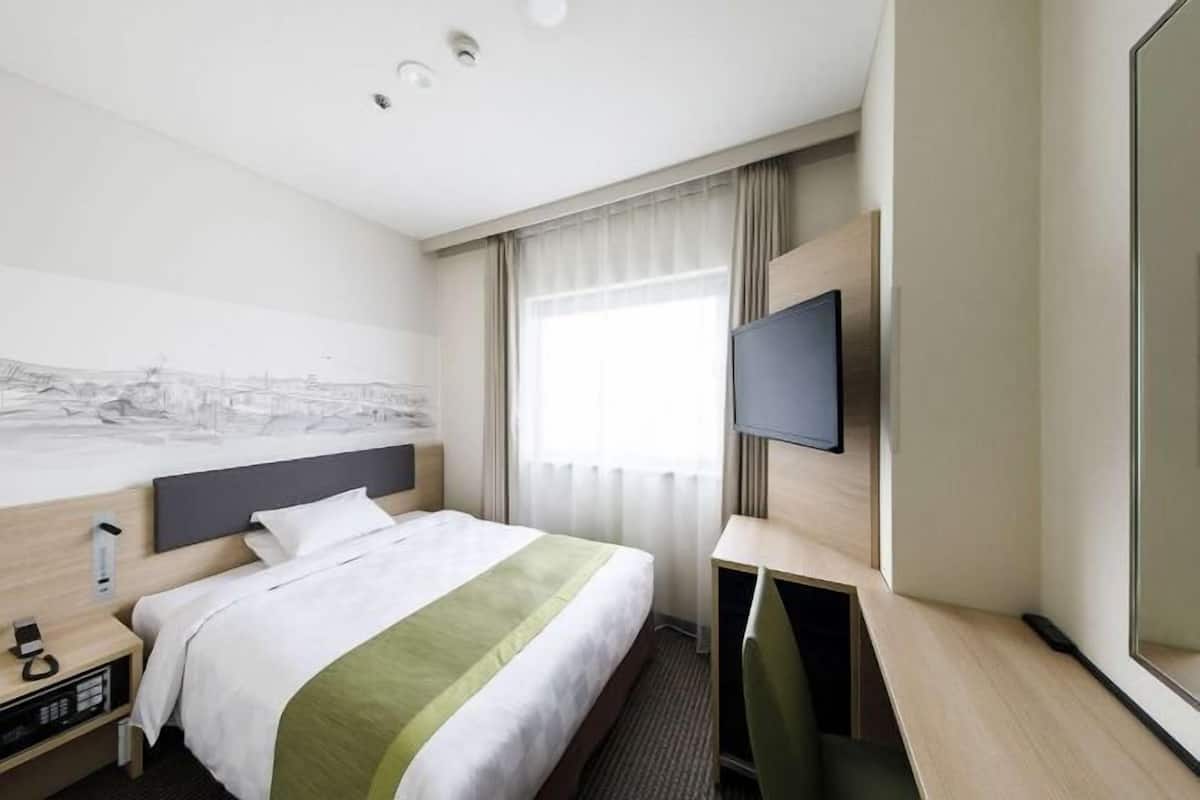 1 bedroom, premium bedding, down duvets, in-room safe