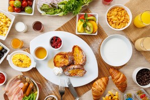 Desayuno buffet diario (JPY 2400 por persona)