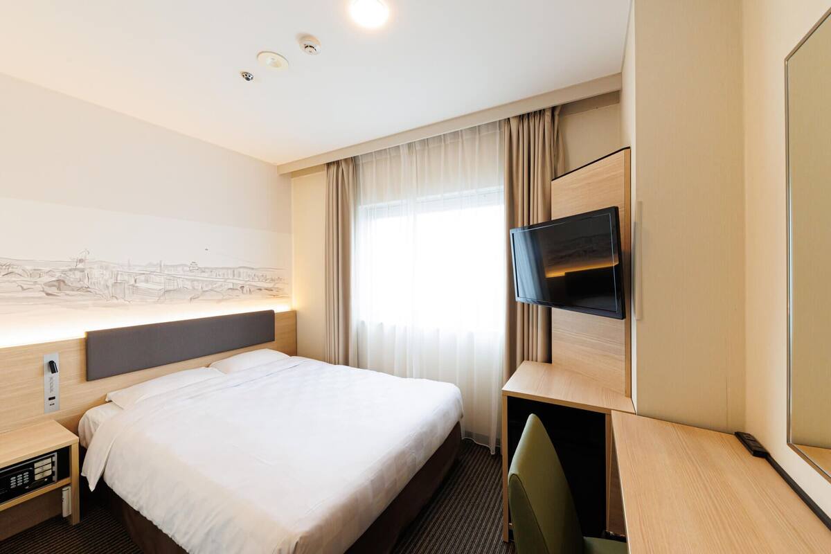 1 bedroom, premium bedding, down comforters, in-room safe