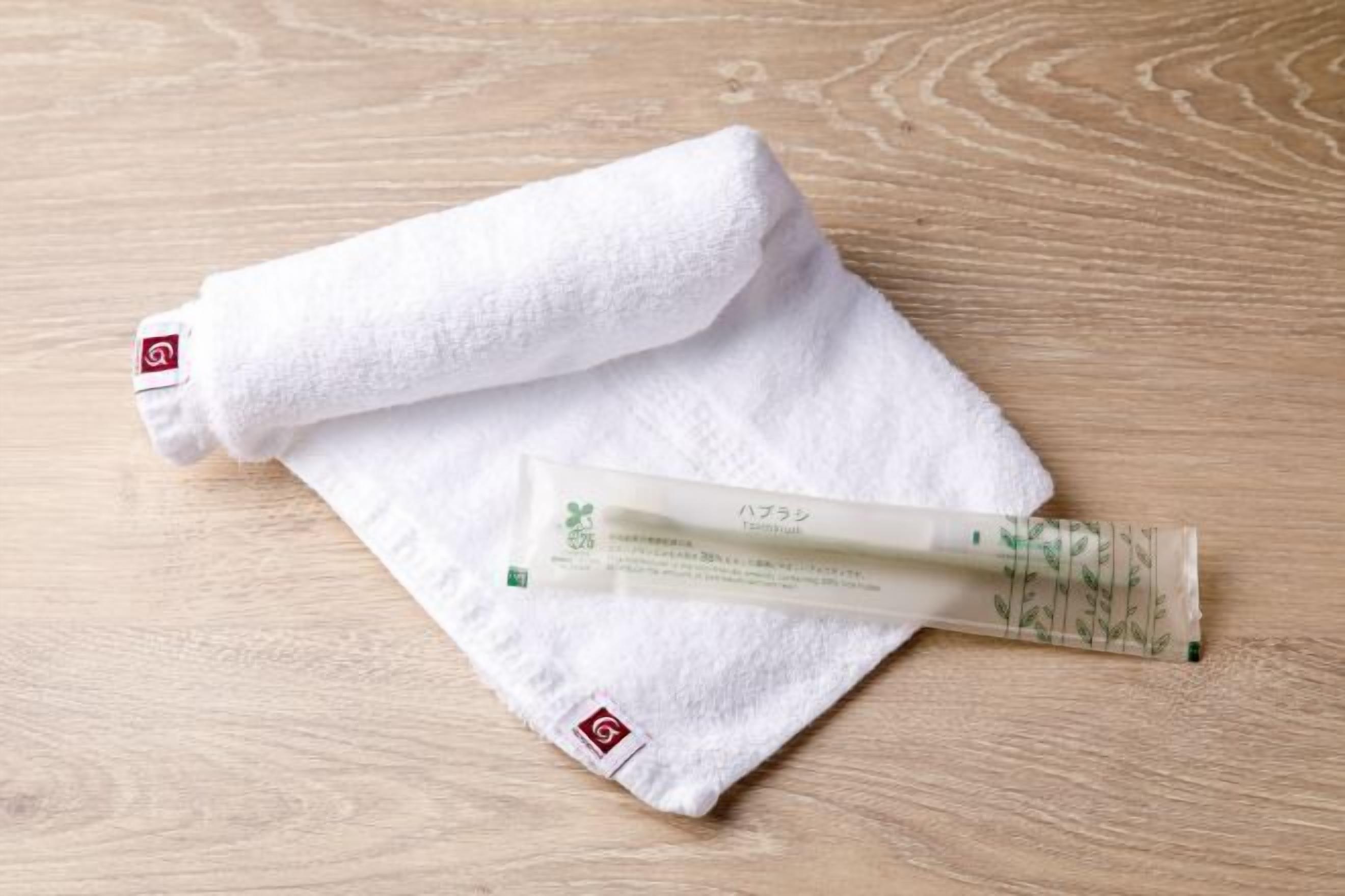 Combined shower/bathtub, deep-soaking bathtub, eco-friendly toiletries