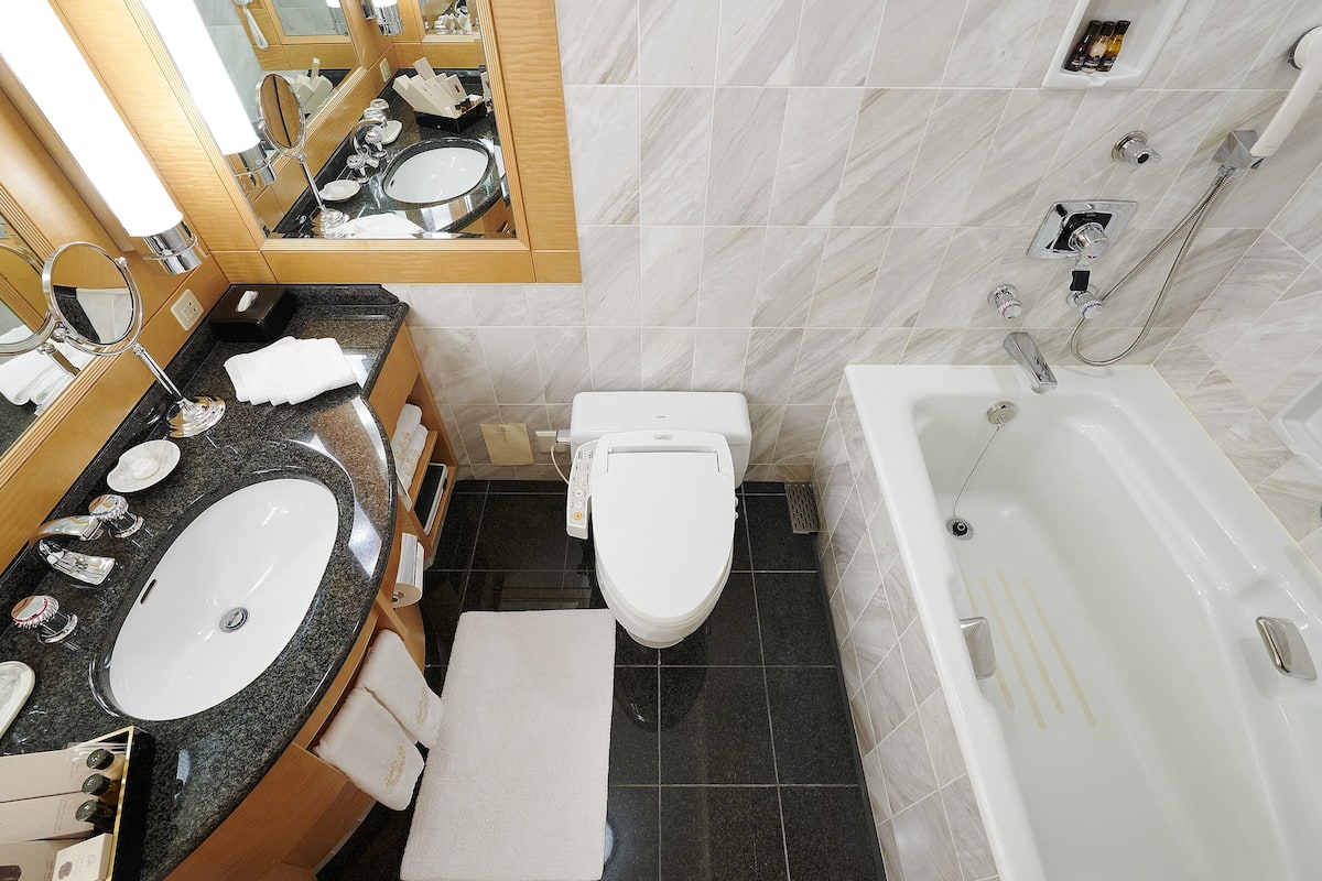 combined shower/bathtub, deep-soaking bathtub, rainfall showerhead