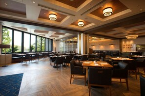 6 restauranter; serverer morgenmad, frokost, aftensmad og franske retter