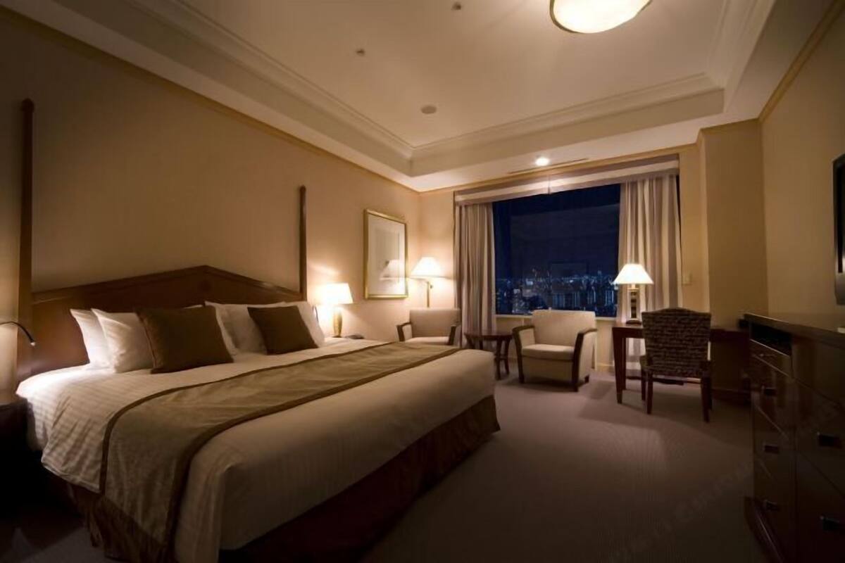 Down comforters, minibar, in-room safe, desk