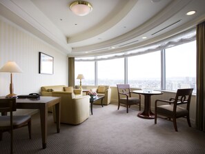 Down comforters, minibar, in-room safe, desk