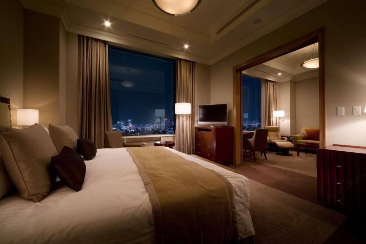 Down comforters, minibar, in-room safe, desk
