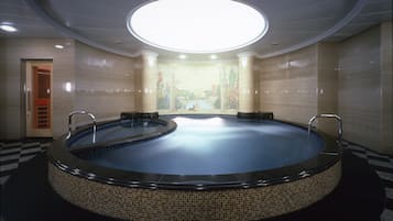 Sauna, tab panas, bilik wap, perkhidmatan urut