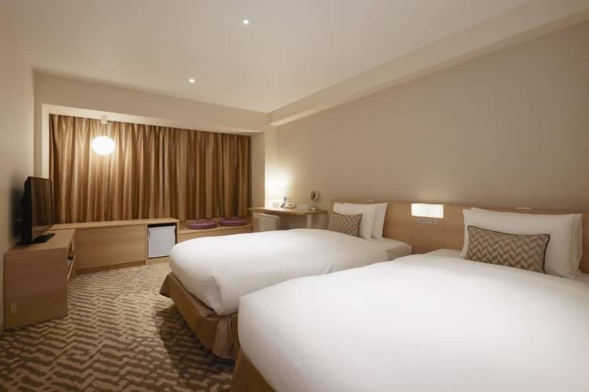 Premium bedding, in-room safe, individually decorated