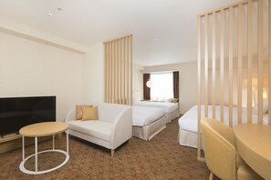 Chambre quadruple Confort (Multiple Beds) | 1 chambre, literie de qualité, coffre-fort, décor unique