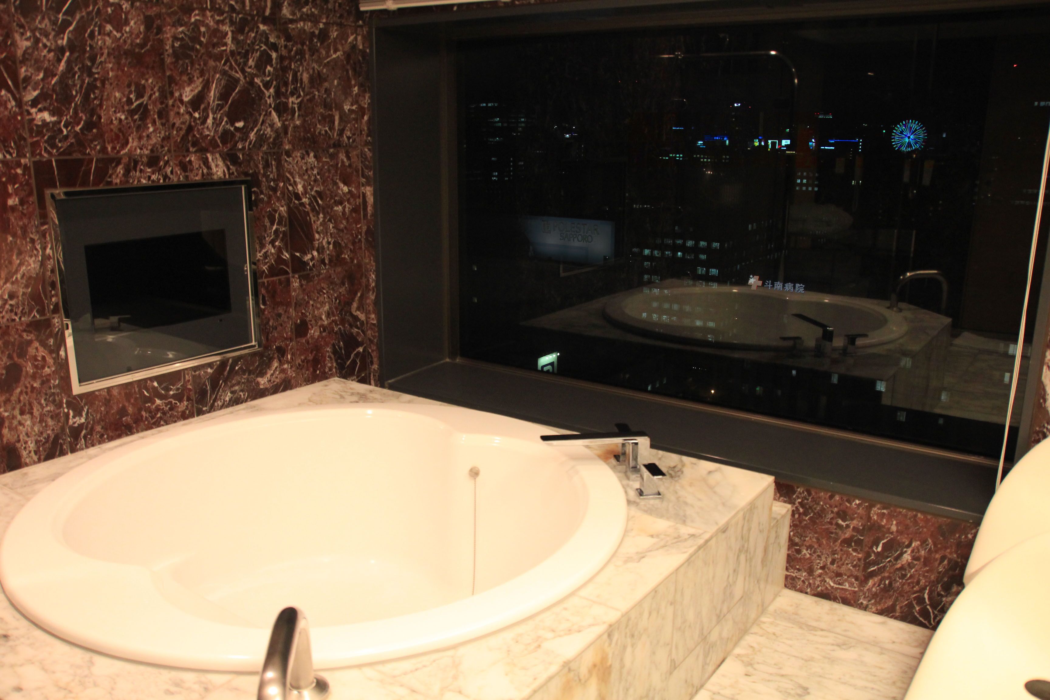 combined shower/bathtub, deep-soaking bathtub, free toiletries