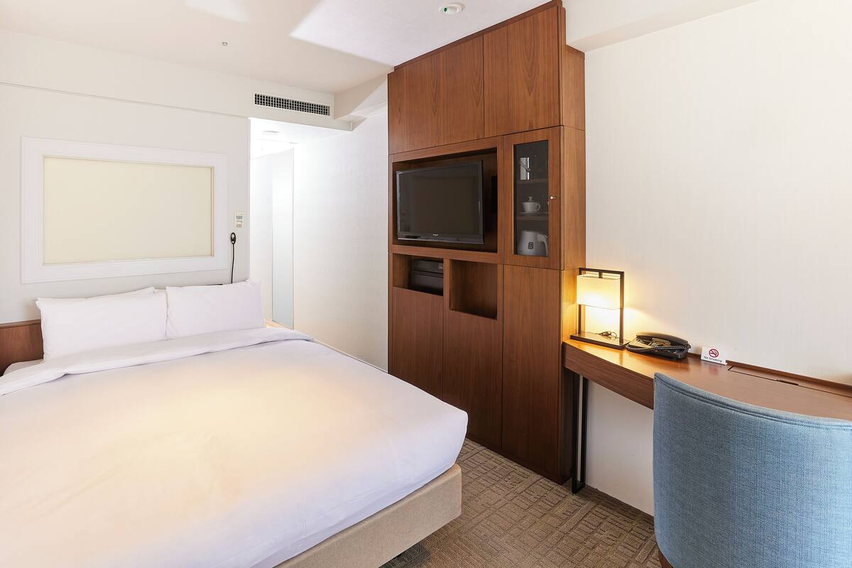 Kamar Double Premier, Bebas Asap Rokok | Seprai premium, brankas, meja kerja, dan tirai kedap cahaya
