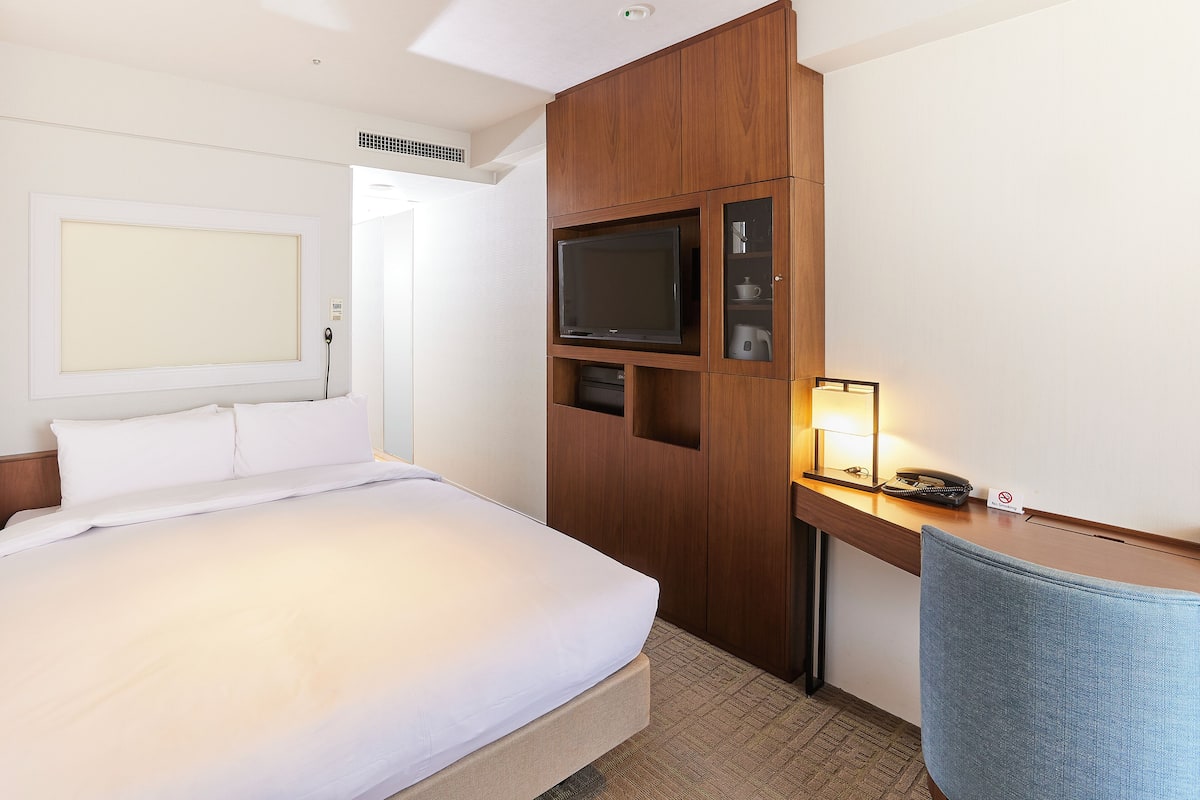 Premier Double Room, Non Smoking | Premium bedding, in-room safe, individually decorated