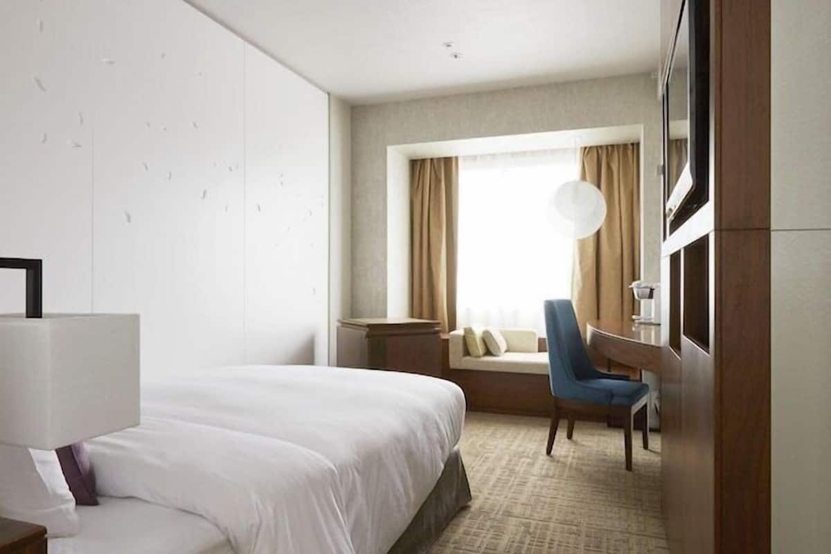 Premium bedding, in-room safe, individually decorated