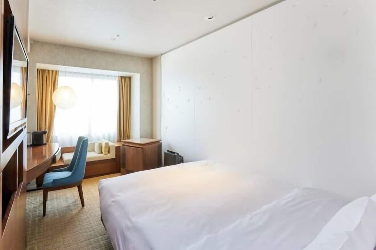Premium bedding, in-room safe, individually decorated