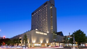 Un hotel de diseño moderno, con un cartel llamativo del Hotel Keio Plaza.