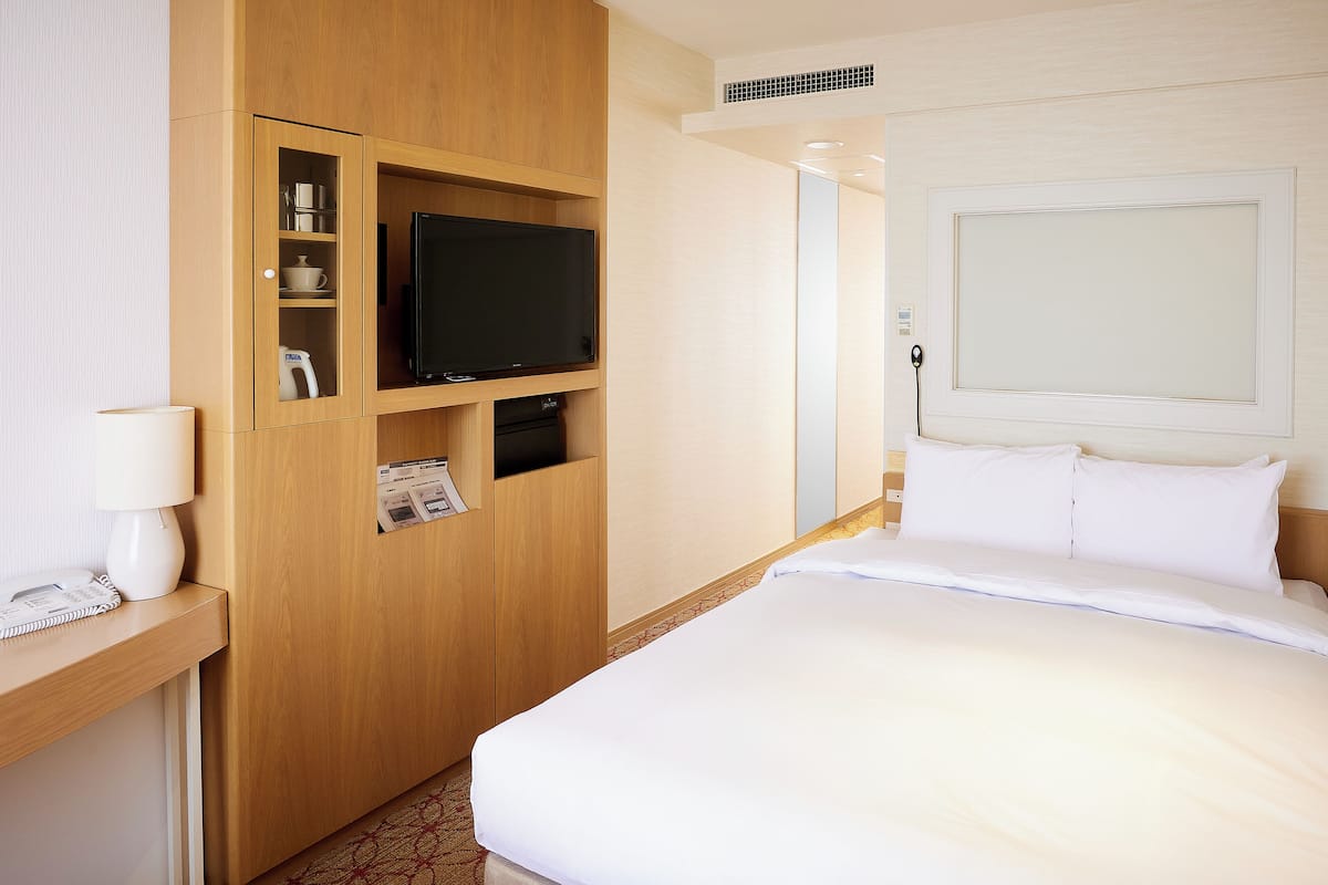 Kamar Double Comfort, Bebas Asap Rokok | Seprai premium, brankas, meja kerja, dan tirai kedap cahaya