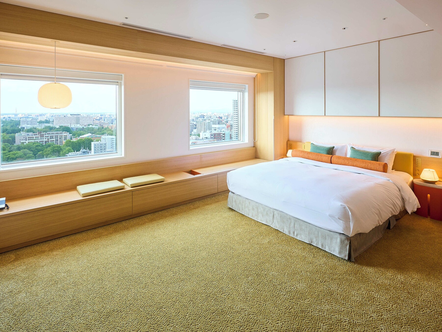[Plaza Floor] Plaza King (View Bath Suite Style) | Premium bedding, in-room safe, desk, blackout drapes