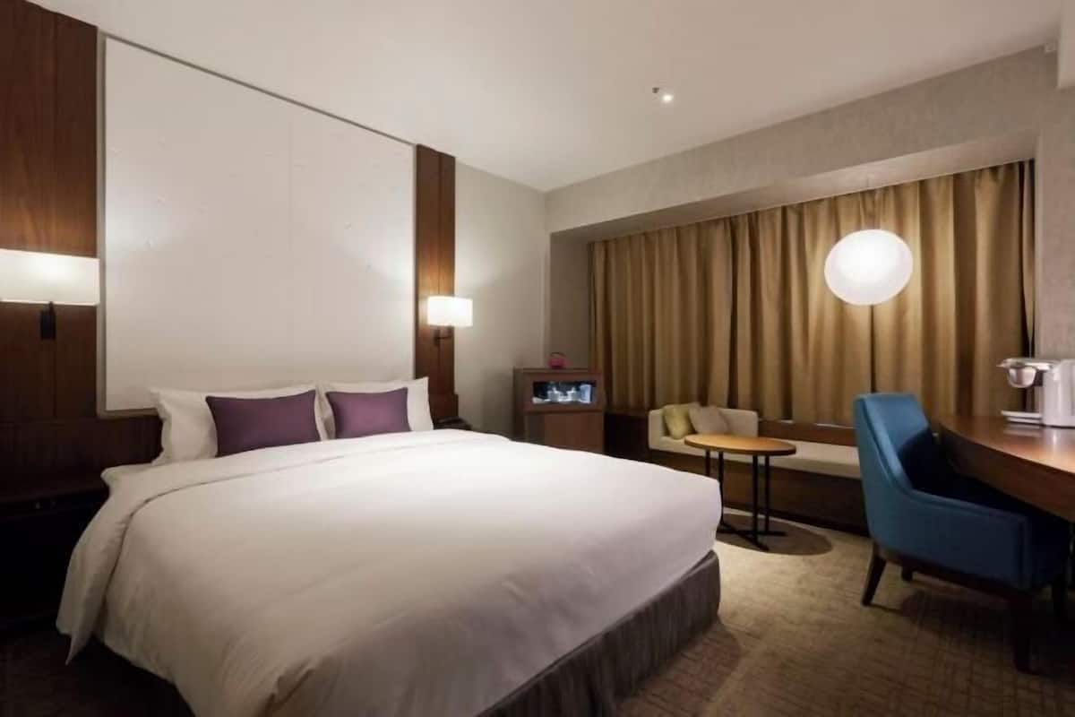 Premium bedding, in-room safe, individually decorated