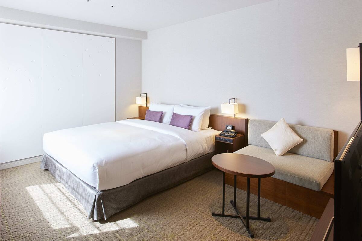 Kamar Premier, 1 Tempat Tidur King | Seprai premium, brankas, meja kerja, dan tirai kedap cahaya