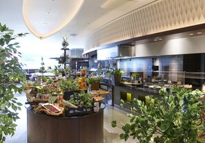 Daily buffet breakfast (JPY 4000 per person)
