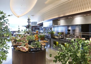 Daily buffet breakfast (JPY 4000 per person)