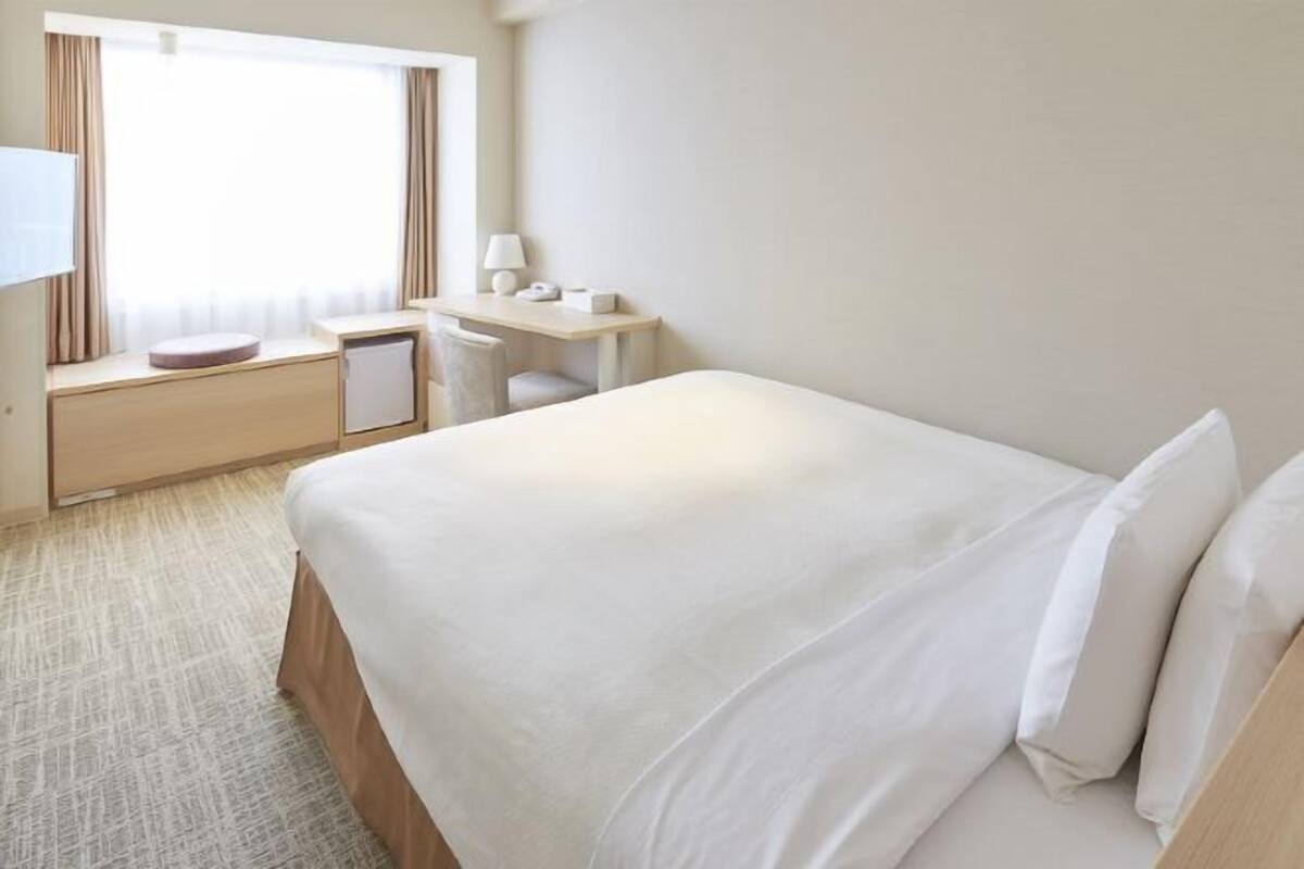 Premium bedding, in-room safe, individually decorated