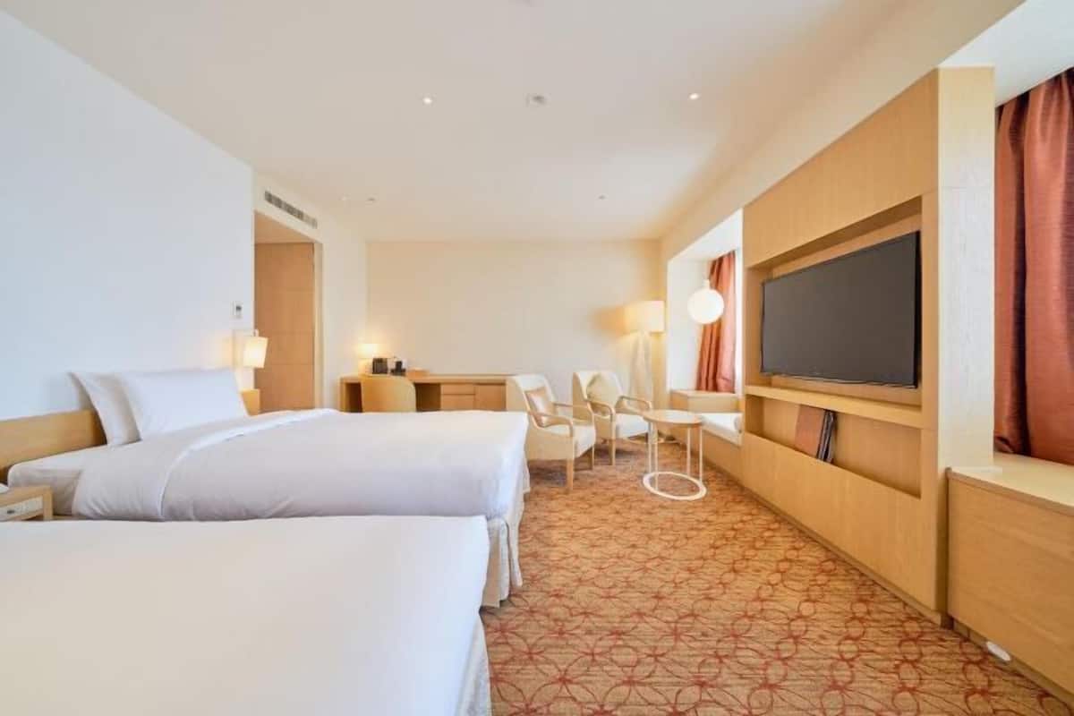 Premium bedding, in-room safe, individually decorated