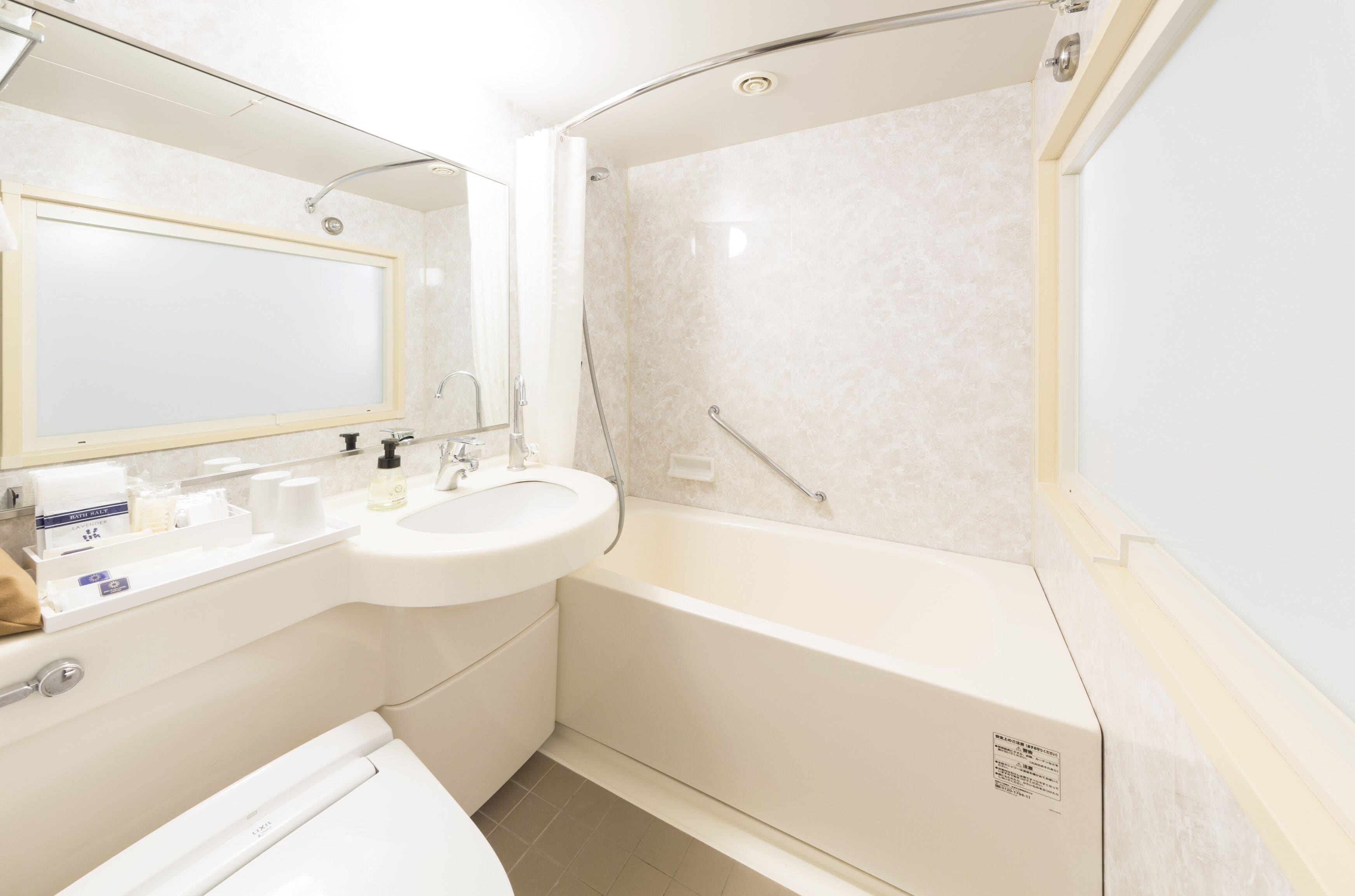 combined shower/bathtub, deep-soaking bathtub, free toiletries