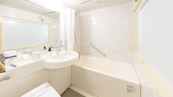 Un baño moderno con bañera, lavamanos y espejo.