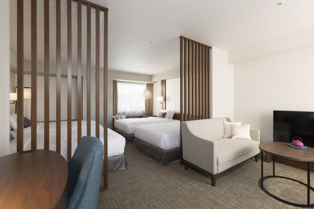 Kamar Quadruple Premier (Multiple Beds) | Seprai premium, brankas, meja kerja, dan tirai kedap cahaya