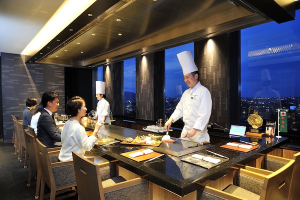 Breakfast and lunch served