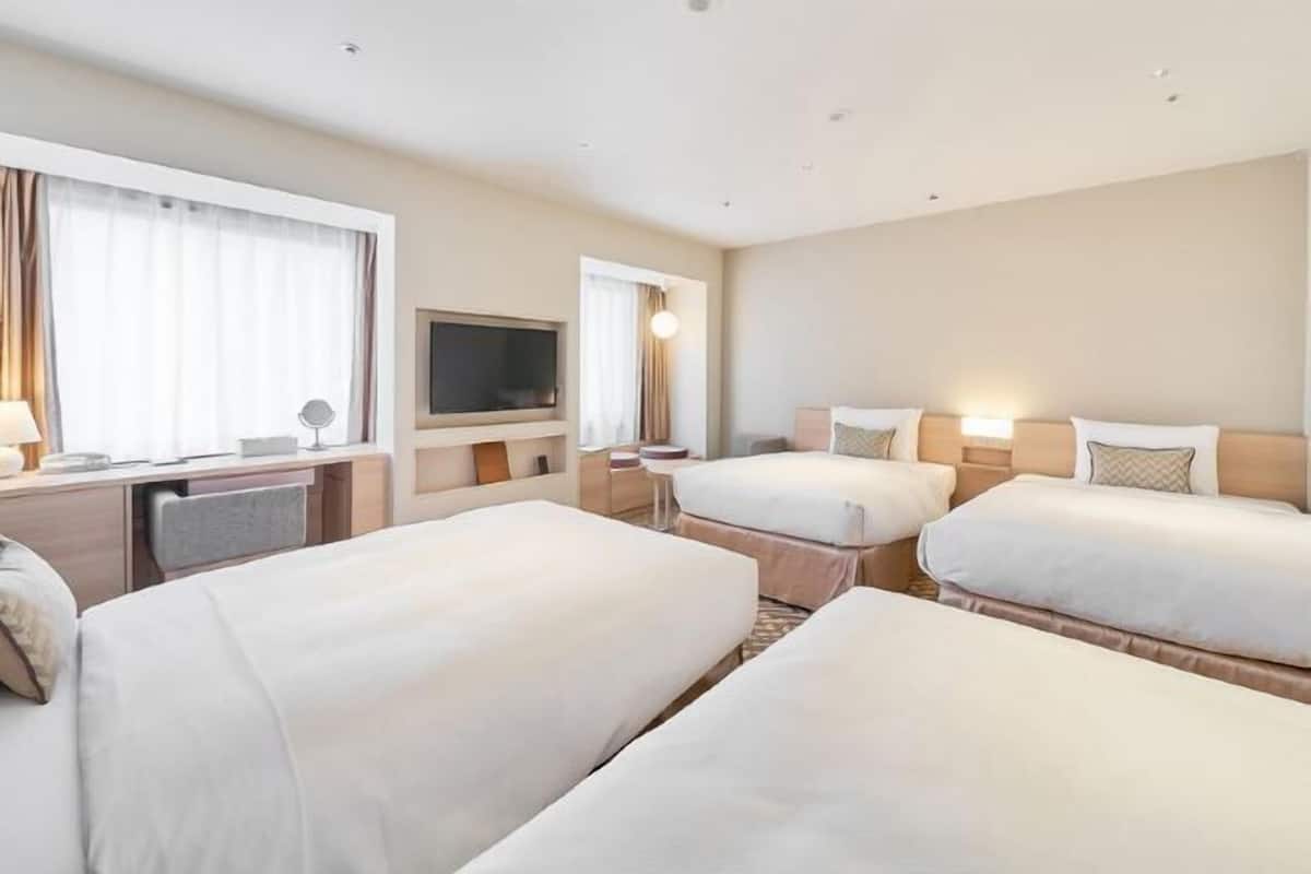 Premium bedding, in-room safe, individually decorated
