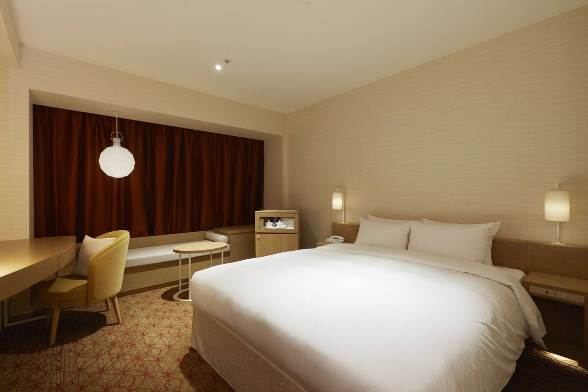 Kamar Comfort, 1 Tempat Tidur Queen | Seprai premium, brankas, meja kerja, dan tirai kedap cahaya