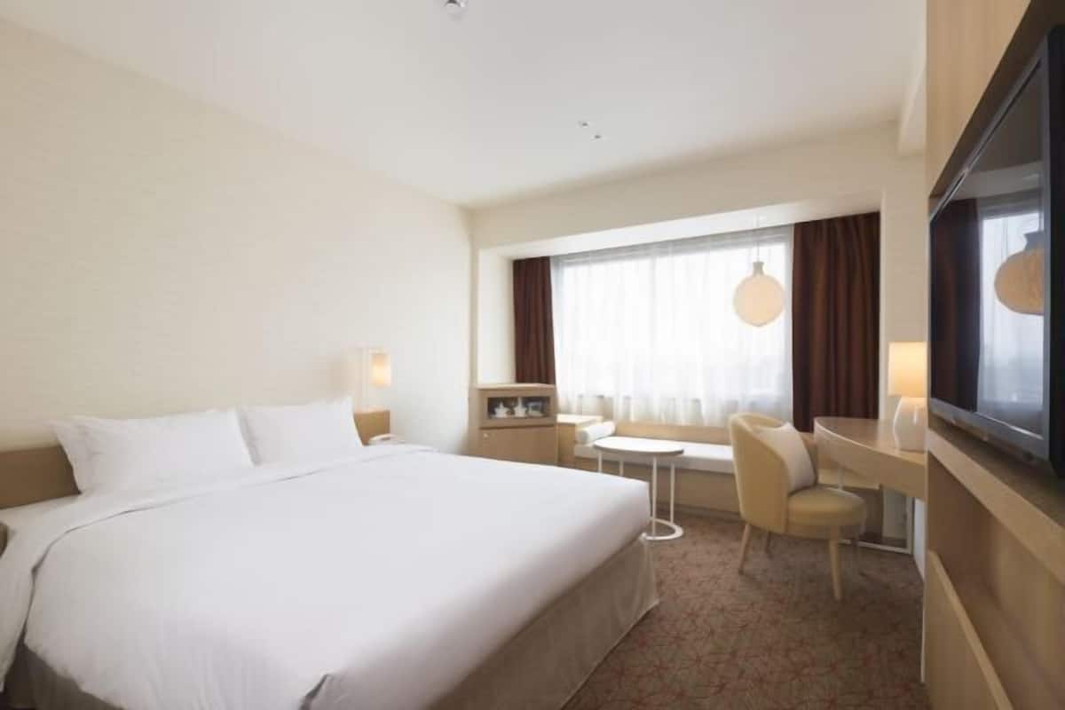 Premium bedding, in-room safe, individually decorated