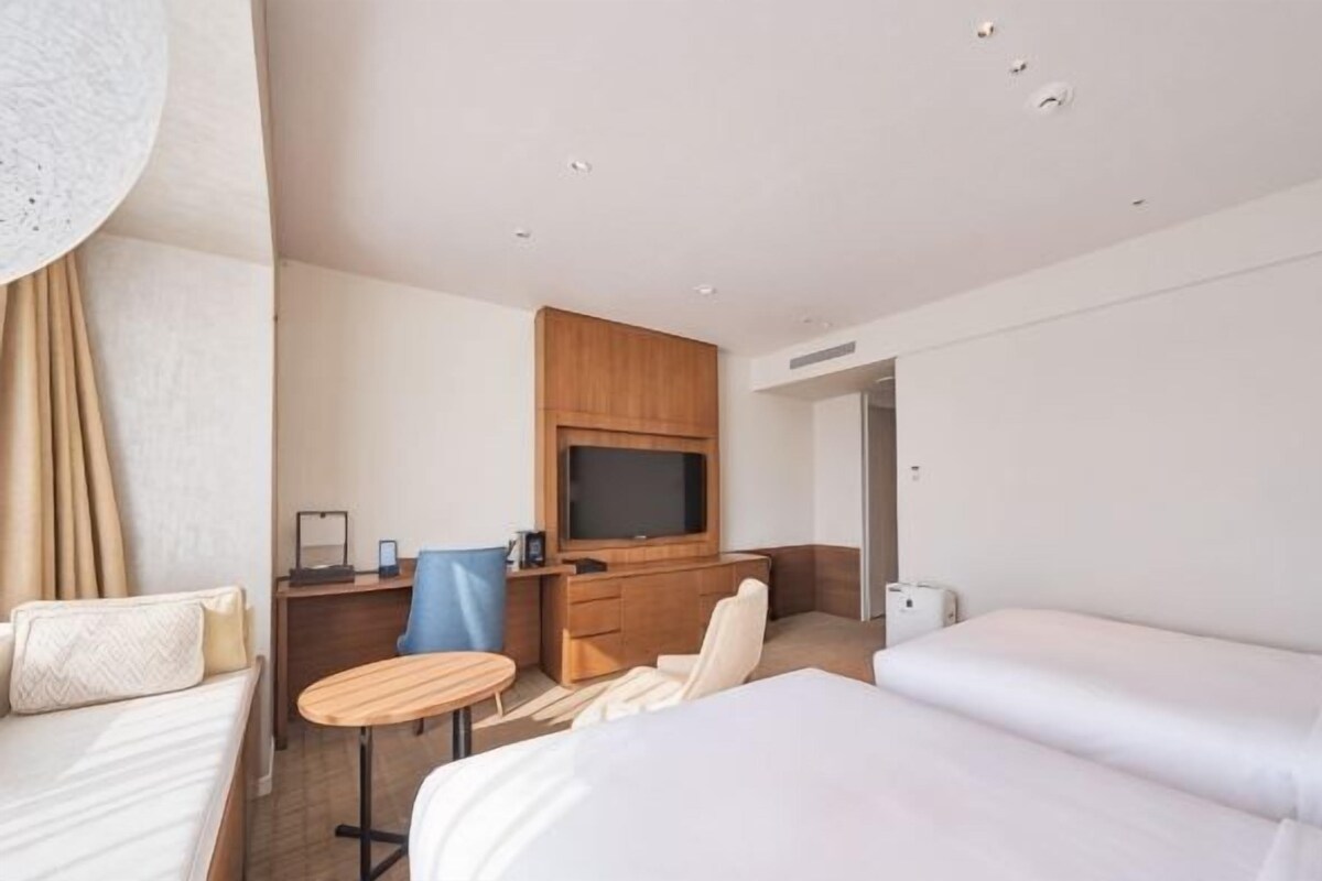 Premium bedding, in-room safe, desk, blackout drapes
