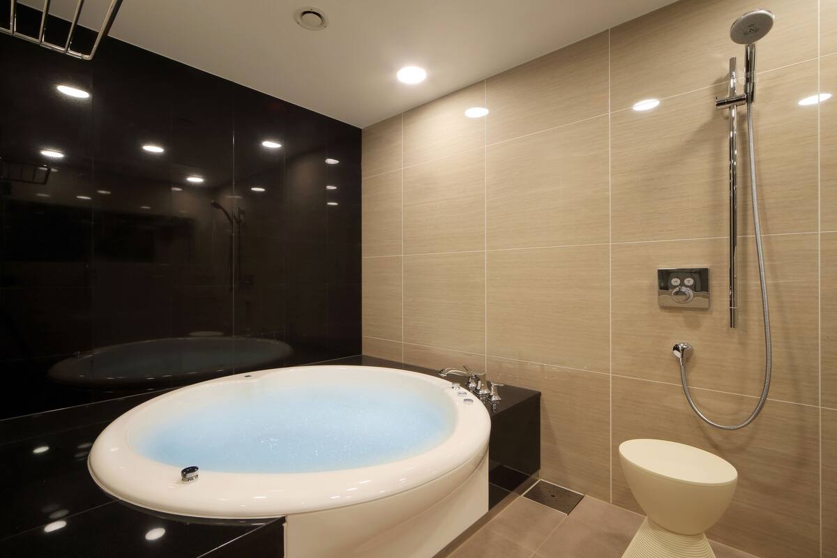 royal suite, non smoking (main building) | bathroom | combined shower/bathtub, free toiletries, hair dryer, slippers