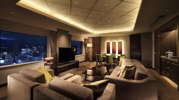 Phòng Suite Royal, không hút thuốc (Main Building) | Bộ đồ giường cao cấp, chăn bông, két bảo mật tại phòng, bàn
