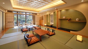A traditional Japanese-style room with tatami flooring, low tables, and cushions. - Hotel Metropolitan Sendai (Sendai)