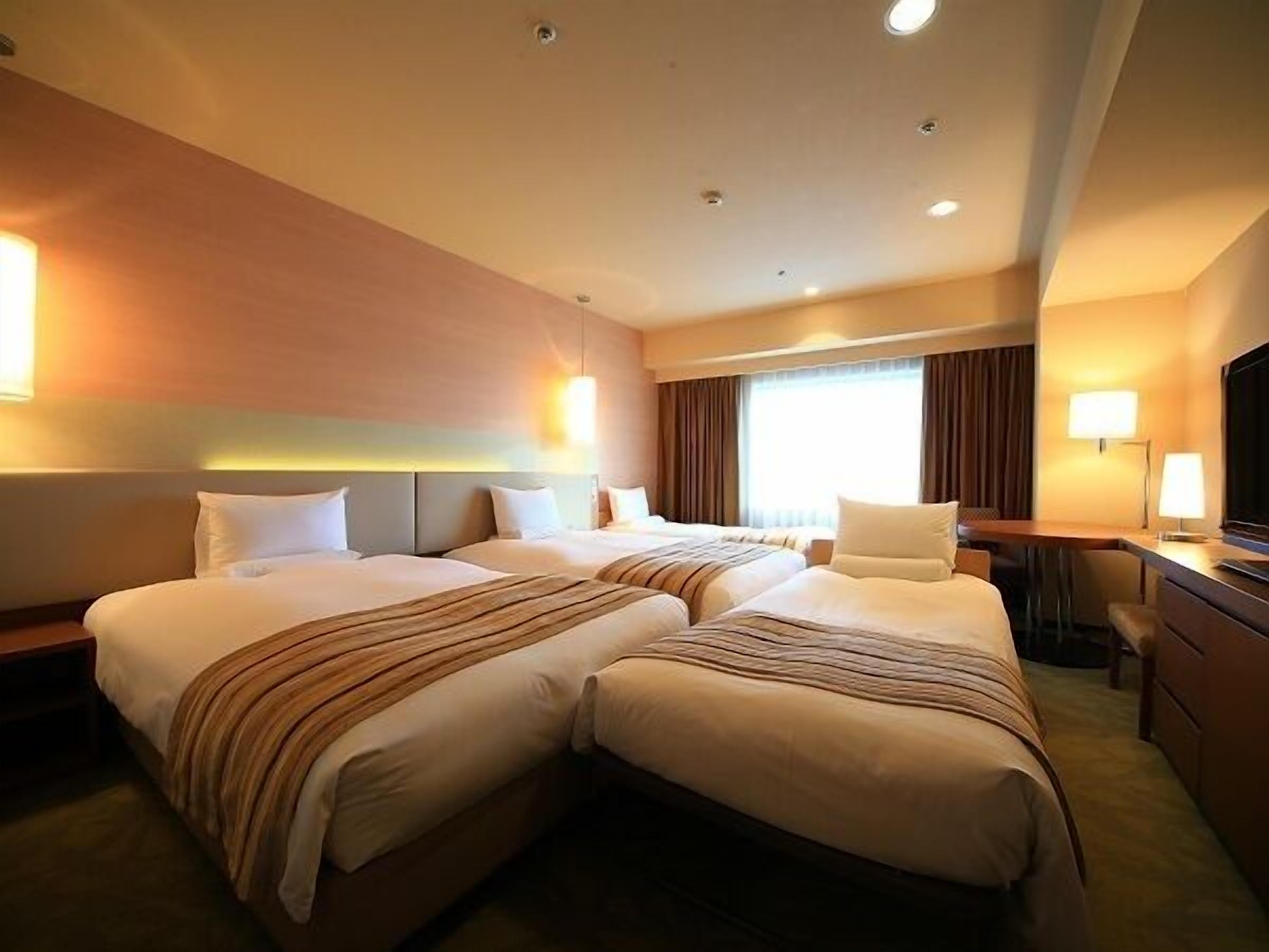 高級寢具、羽絨被、房內夾萬、書桌