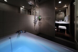 Executive-sviitti, tupakointi kielletty (Main Building) | Kylpyhuone | Suihkun ja ammeen yhdistelmä, ilmaiset hygieniatuotteet, hiustenkuivaaja