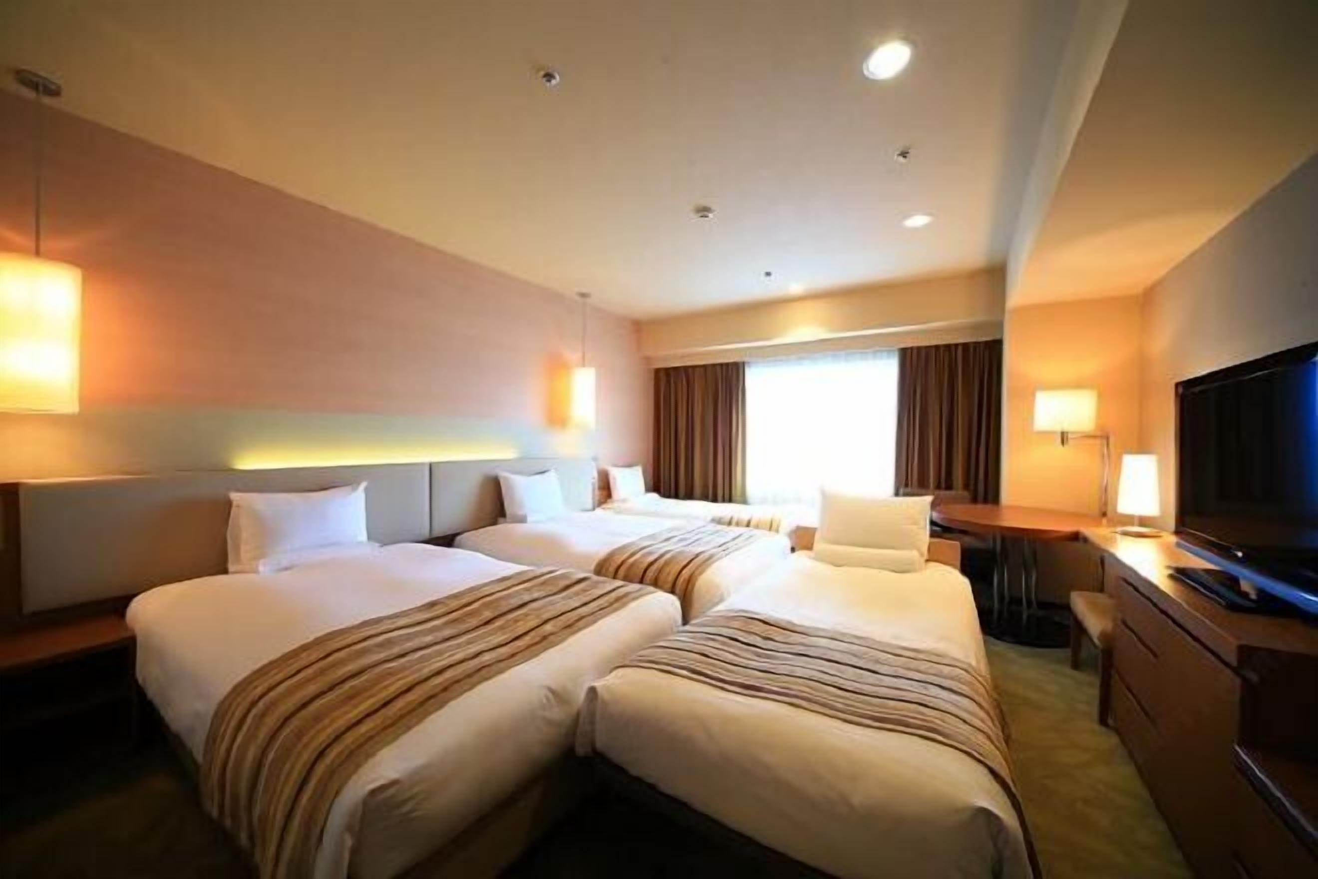 高級寢具、羽絨被、房內夾萬、書桌