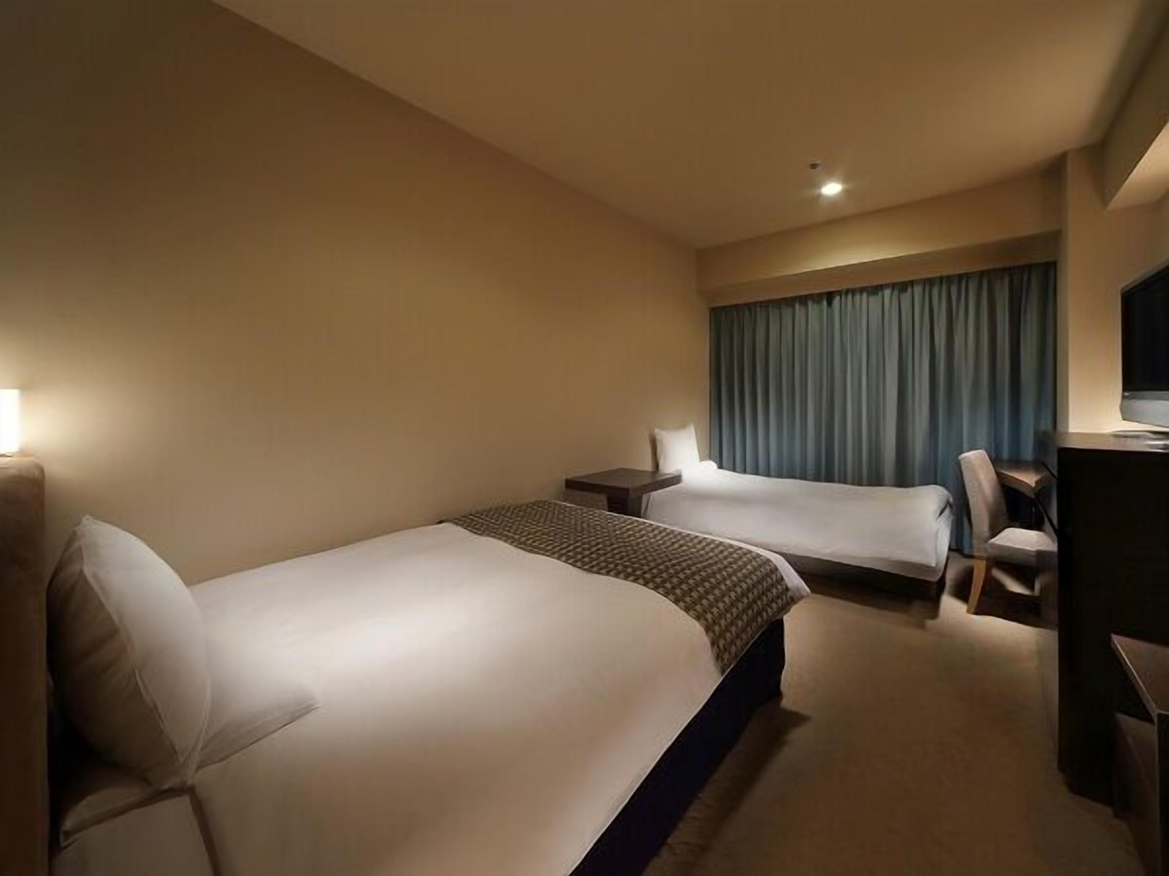 高級寢具、羽絨被、房內夾萬、書桌