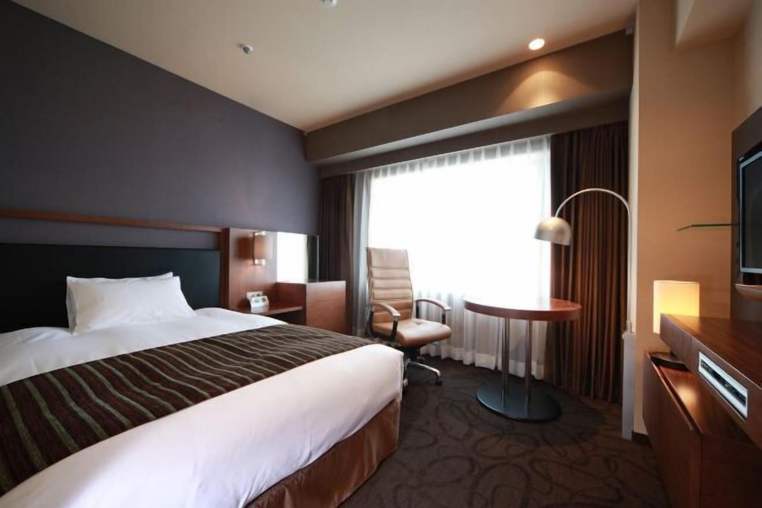 高級寢具、羽絨被、房內夾萬、書桌