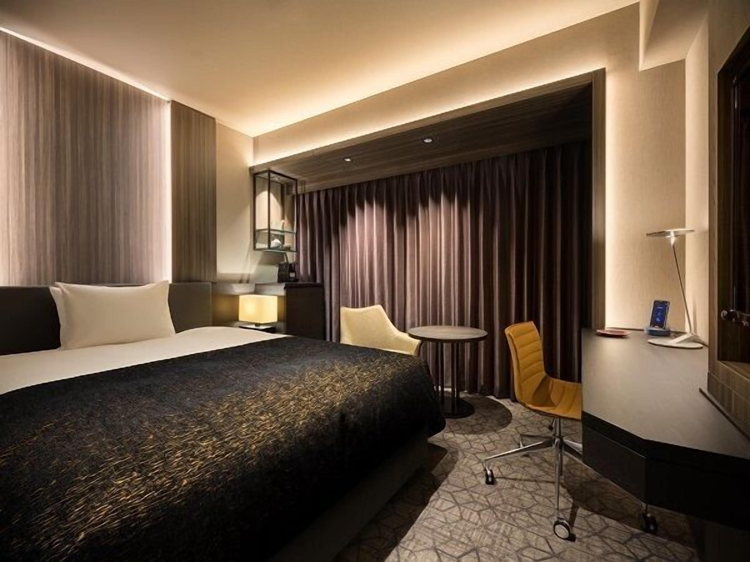 高級寢具、羽絨被、房內夾萬、書桌