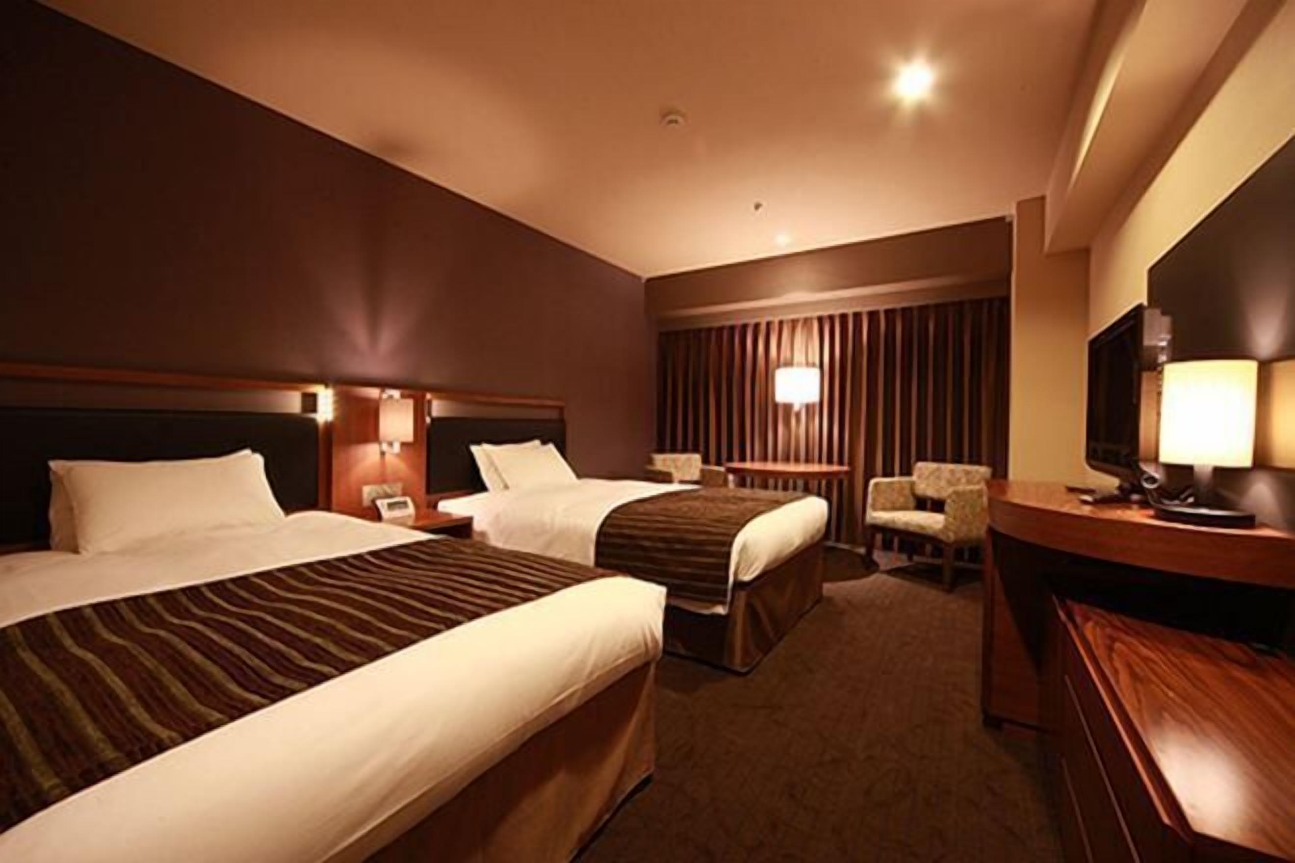 高級寢具、羽絨被、房內夾萬、書桌