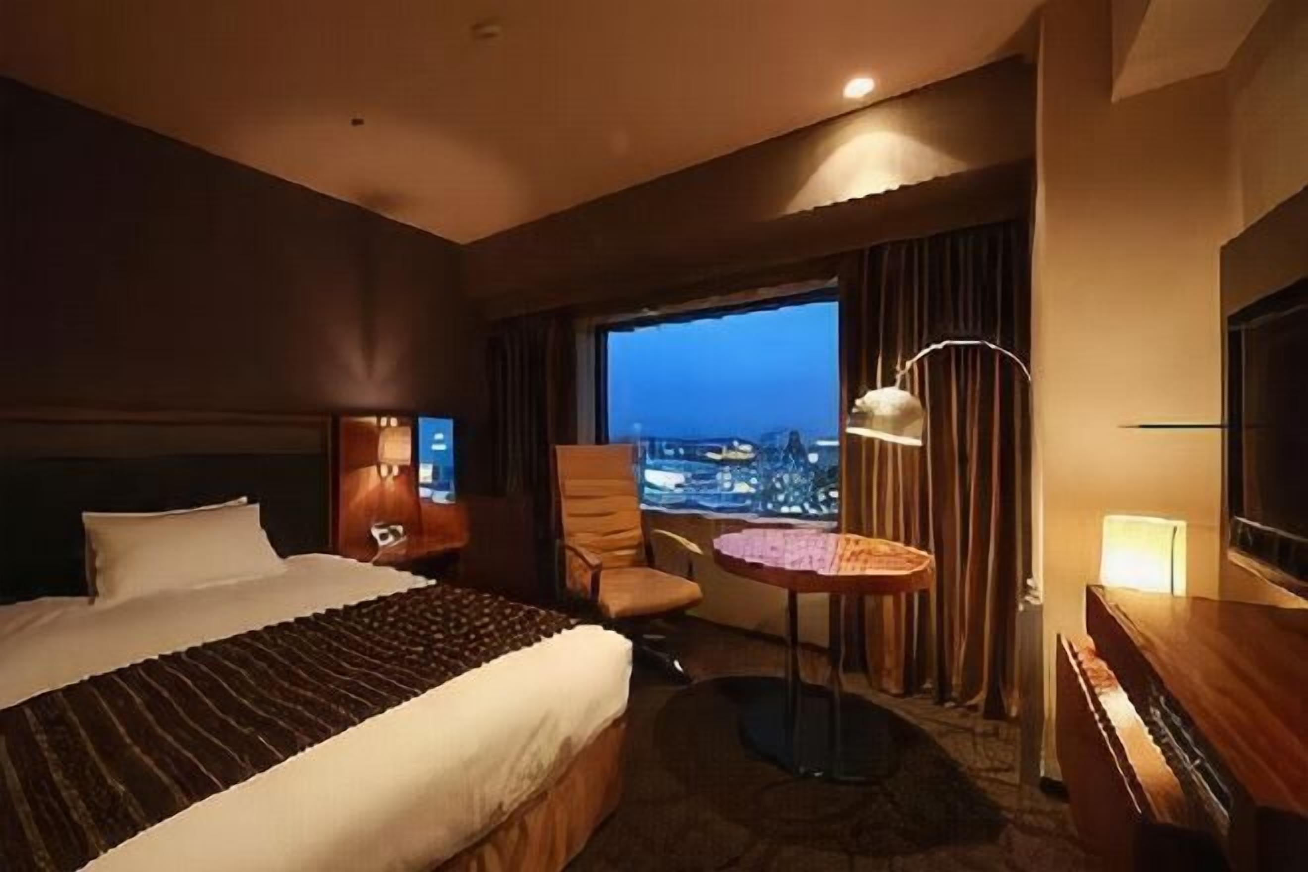 高級寢具、羽絨被、房內夾萬、書桌