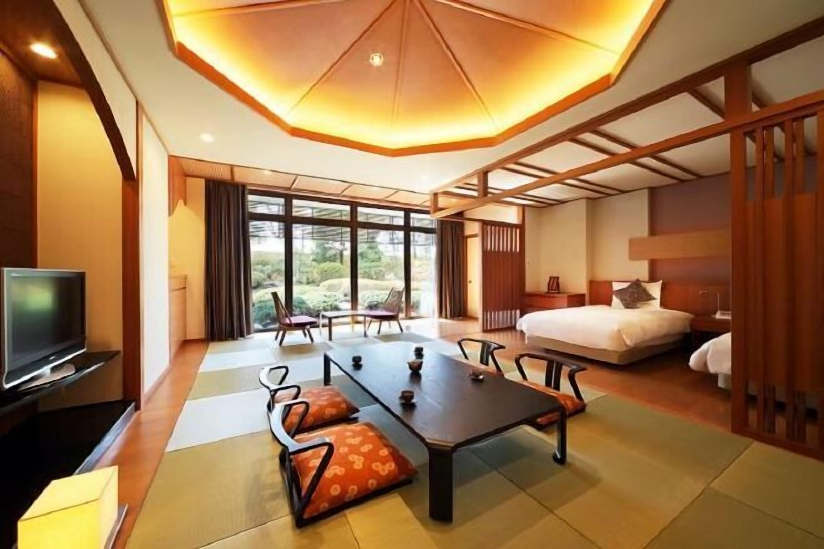 高級寢具、羽絨被、房內夾萬、書桌